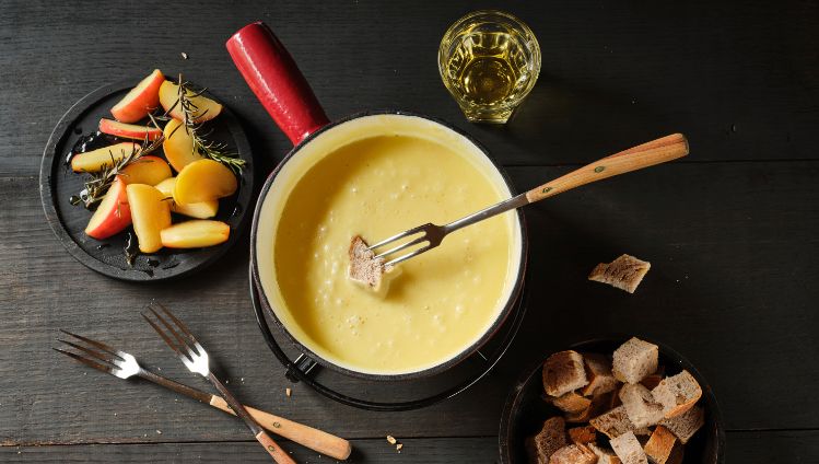 group-emmi-kaltbach-recipe-photo-cidre-fondue1